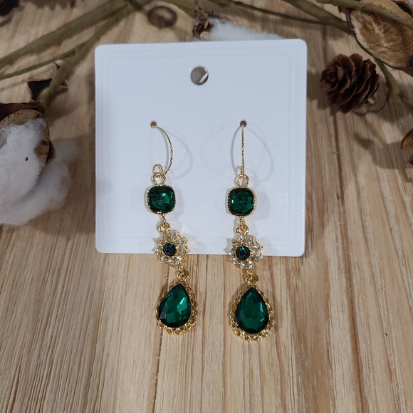 💚💚NEW💚💚GORGEOUS!! Emerald Green Rhinestone Waterdrop Earrings - Picture 4 of 12